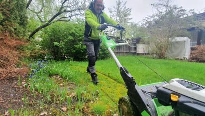 Rafi tar hand om sin avtalskund och klipper gräset som börjat växa
