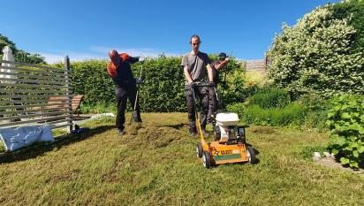 Vi var tre personer på plats den här dagen för att renovera gräsmattan