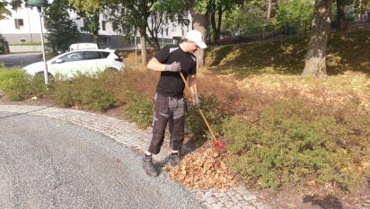 Anders Johansson sköter om kundens planteringar