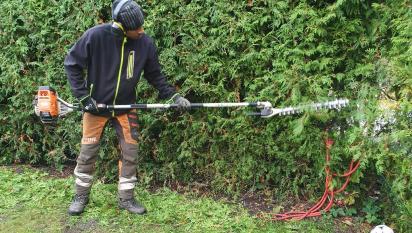 Biemnet klipper häcken med stånghäcksax - det snabbaste och bästa sättet