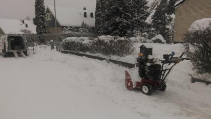 Snöröjning med snöslunga och skovel. Vi skottar hela vägen fram till dörren.