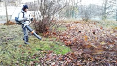 Anil blåser löv. Vi använder stora lövblåsar från Stihl.