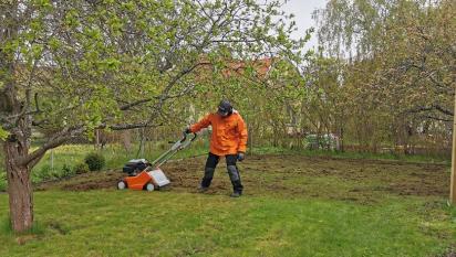 James kör vertikalskäraren. 